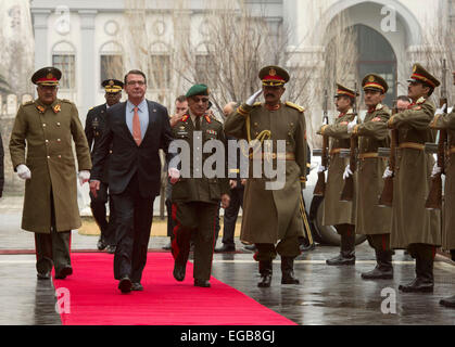 Le secrétaire américain de la Défense Ashton Carter est accueilli avec un cordon d'honneur comme il arrive au palais présidentiel pour rencontrer le président Afghan, Mohammad Ashraf Ghani, 21 février 2015 à Kaboul, Afghanistan. Carter qui était tout juste de prêter serment en tant que nouveau Secrétaire a fait une visite surprise, quelques jours seulement après avoir pris en charge le poste. Banque D'Images