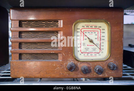 Une ancienne marque Westinghouse am/ récepteur radio à ondes courtes, à New York, le vendredi 20 février 2015. (© Richard B. Levine) Banque D'Images