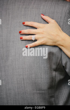 Une épouse qui embrasse son nouveau mari pendant leur première danse Banque D'Images