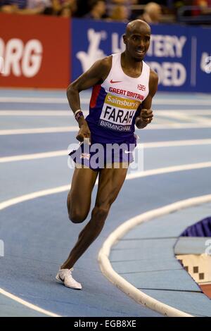 Birmingham, UK. Feb 21, 2015. Mo Farah sur le dernier tour de l'événement 2 miles à l'Arène Barclaycard, Birmingham, UK, le samedi 21 février 2015. Farah a terminé avec un temps de 8:03:40, un nouveau record du monde, en battant le record précédent de sept ans de près d'une seconde. Crédit : Michael Buddle/Alamy Live News Banque D'Images