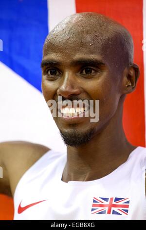 Birmingham, UK. Feb 21, 2015. Mo Farah avec le drapeau de l'Union européenne après avoir remporté le Men's 2 miles à l'événement Barclaycard Arena, Birmingham, UK, le samedi 21 février 2015. Farah a terminé avec un temps de 8:03:40, un nouveau record du monde, en battant le record précédent de sept ans de près d'une seconde. Crédit : Michael Buddle/Alamy Live News Banque D'Images