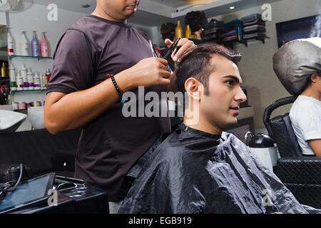 2 indiens Saloon Coupe Coiffure Banque D'Images