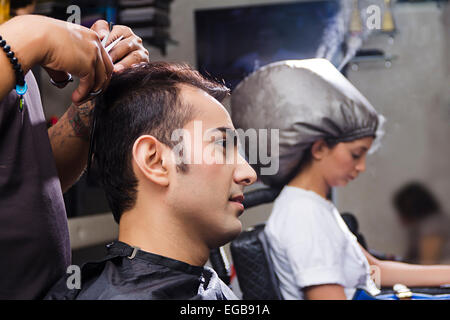 2 indiens Saloon Coupe Coiffure Banque D'Images