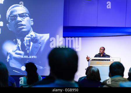 Londres, Royaume-Uni. Feb 21, 2015. Weyman Bennett, Secrétaire national mixte et un animateur d'UAF aime la musique déteste le racisme et d'un coordonnateur de résister au racisme, s'exprimant lors de la Conférence 2015 Unis contre le fascisme au Congrès des syndicats maison dans le centre de Londres le 21 février 2015. Crédit : Tom Arne Hanslien/Alamy Live News Banque D'Images