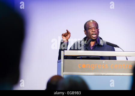 Londres, Royaume-Uni. Feb 21, 2015. Weyman Bennett, Secrétaire national mixte et un animateur d'UAF aime la musique déteste le racisme et d'un coordonnateur de résister au racisme, s'exprimant lors de la Conférence 2015 Unis contre le fascisme au Congrès des syndicats maison dans le centre de Londres le 21 février 2015. Crédit : Tom Arne Hanslien/Alamy Live News Banque D'Images