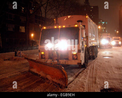 Un Ministère de l'assainissement chariot équipé d'un chasse-neige efface les rues le 16 mars 2007 après une tempête laisse trois pouces de neige à New York. (© Richard B. Levine) Banque D'Images