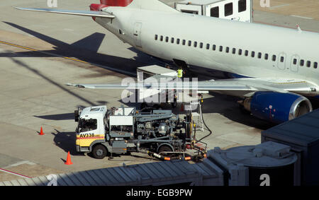Le ravitaillement en carburant des aéronefs sur l'aire de l'aéroport Banque D'Images