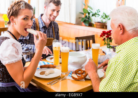 L'homme et de la femme de manger dans le restaurant bavarois Banque D'Images