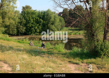 Deux pêcheurs à la pêche dans la rivière Kolomenka juste à l'extérieur de la patinoire de vitesse en Russie, Kolomna Banque D'Images