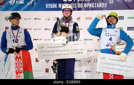 Moscou, Russie. Feb 21, 2015. Médaillé de bronze, Maxim Legenda (L) du Bélarus, médaillé d'Ilya Burov (R) de la Russie et le gagnant Mac Bohonnon des États-Unis célébrer au cours de la cérémonie pour hommes à la coupe du monde de ski acrobatique de la FIS à Moscou, capitale de la Russie, le 21 février 2015. Crédit : Pavel Bednyakov/Xinhua/Alamy Live News Banque D'Images