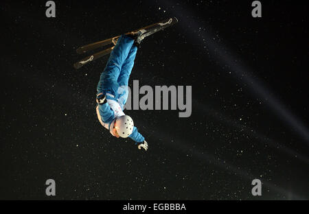 Moscou, Russie. Feb 21, 2015. Hanna Huskova du Bélarus effectue pendant la coupe du monde de ski acrobatique de la FIS à Moscou, capitale de la Russie, le 21 février 2015. Crédit : Pavel Bednyakov/Xinhua/Alamy Live News Banque D'Images