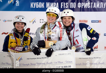 Moscou, Russie. Feb 21, 2015. L'Australie médaillé de bronze Kiley McKinnon (L), médaillé d'Ashley Caldwell des États-Unis et le gagnant de l'Australie Danielle Scott poser au cours de cérémonie de la coupe du monde FIS Ski acrobatique à Moscou, capitale de la Russie, le 21 février 2015. Crédit : Pavel Bednyakov/Xinhua/Alamy Live News Banque D'Images