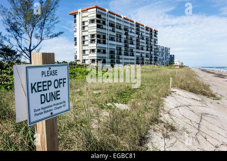 Jensen Beach Florida,Hutchinson Barrier Island,panneau,logo,s'il vous plaît garder hors des dunes,végétation protégée,front de mer,propriété,eau de l'océan Atlantique,visiteurs t Banque D'Images