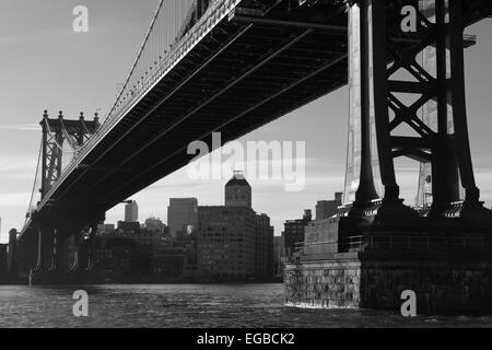 Manhattan Pont enjambant l'East River à Brooklyn DUMBO en noir et blanc Banque D'Images