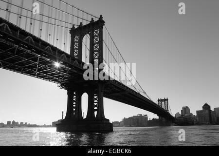 Manhattan Pont enjambant l'East River à Brooklyn DUMBO en noir et blanc. Banque D'Images