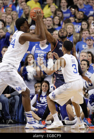 Lexington, KY, États-Unis. Feb 21, 2015. L'Auburn KT Harrell (1) réagit comme le rebond a été prise par le Kentucky's Dakari Johnson (44) dans la première moitié de l'Auburn en Alabama men's basketball game à Rupp Arena de Lexington, KY., le 21 février 2015. Photo par Pablo Alcala | Lexington Herald-Leader personnel © ZUMA/wire/Alamy Live News Banque D'Images