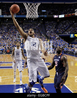 Lexington, KY, États-Unis. Feb 21, 2015. Karl-Anthony Villes du Kentucky (12) marqué pendant la première moitié de l'Auburn en Alabama men's basketball game à Rupp Arena de Lexington, KY., le 21 février 2015. Photo par Pablo Alcala | Lexington Herald-Leader personnel © ZUMA/wire/Alamy Live News Banque D'Images