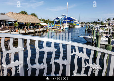 Floride, Port Pt. Salerne, eau de Manatee Creek, poche, eau, le Twisted Tuna, Manatee Island Bar and Grill, restaurant restaurants repas manger dehors Banque D'Images