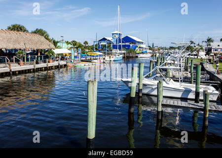 Floride, Port Pt. Salerne, eau de Manatee Creek, poche, eau, le Twisted Tuna, Manatee Island Bar and Grill, restaurant restaurants repas manger dehors Banque D'Images