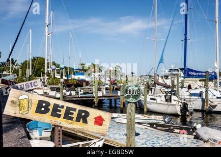 Floride, Port Pt. Salerne,Manatee Creek eau,poche,marina,bateaux,panneau,logo,bière,visiteurs voyage touristique touristique touristique sites touristiques culte Banque D'Images