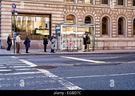 Les personnes en attente pour le bus M79 à West 79th Street et Broadway, New York City Banque D'Images