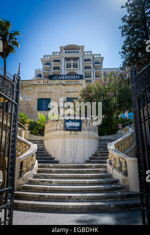 Malte. L'entrée de la Villa et l'hôtel Le Méridien de la baie de Balluta à St Julian's, Malte Banque D'Images