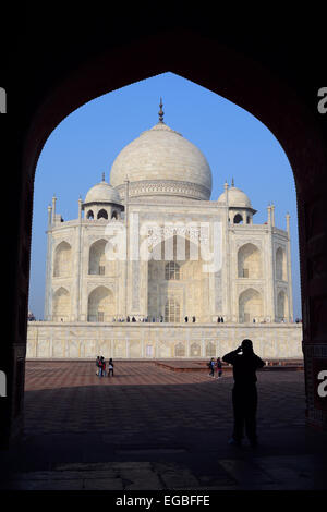 Tourist Taking Photograph of Taj Mahal Inde Banque D'Images