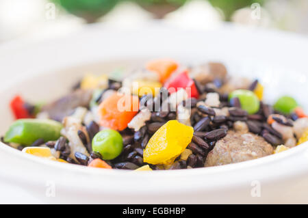 Risotto aux légumes et riz noir sauvage close up Banque D'Images