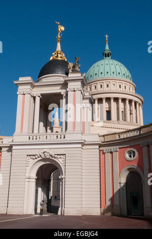 St Nicholas Church et Fortunaportal dans le vieux centre de Potsdam, reconstruite après la destruction dans Seconde Guerre mondiale Banque D'Images