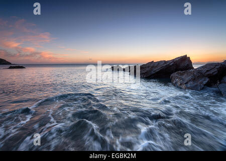 Les rochers et les vagues à Hemmick Beach sur la côte sud des Cornouailles Banque D'Images