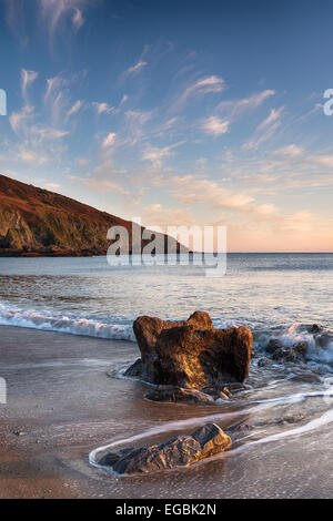 Rochers sur la plage à Hemmick sur le sud de la côte de Cornwall Banque D'Images