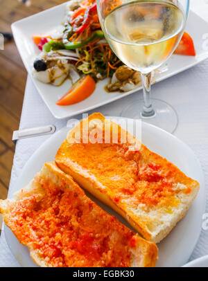 Le pain avec la tomate et l'huile. Banque D'Images