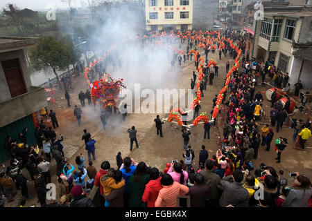 Jiujiang, Chine, province de Jiangxi. Feb 22, 2015. Les villageois portent des bancs qu'ils prennent part à une lanterne dragon dance à Maowan Village de Madang Township dans le comté de Pengze, la Chine de l'est la province, le 22 février 2015. Ici les villageois réalisés 115 bancs pour former un dragon lanterne afin de prier pour la bonne fortune. © Shen Junfeng/Xinhua/Alamy Live News Banque D'Images