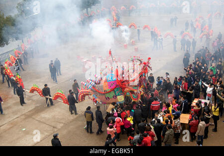 Jiujiang, Chine, province de Jiangxi. Feb 22, 2015. Les villageois portent des bancs qu'ils prennent part à une lanterne dragon dance à Maowan Village de Madang Township dans le comté de Pengze, la Chine de l'est la province, le 22 février 2015. Ici les villageois réalisés 115 bancs pour former un dragon lanterne afin de prier pour la bonne fortune. © Shen Junfeng/Xinhua/Alamy Live News Banque D'Images