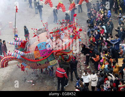 Jiujiang, Chine, province de Jiangxi. Feb 22, 2015. Les villageois portent des bancs qu'ils prennent part à une lanterne dragon dance à Maowan Village de Madang Township dans le comté de Pengze, la Chine de l'est la province, le 22 février 2015. Ici les villageois réalisés 115 bancs pour former un dragon lanterne afin de prier pour la bonne fortune. © Shen Junfeng/Xinhua/Alamy Live News Banque D'Images