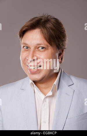 Portrait of happy businessman isolé sur gray Banque D'Images
