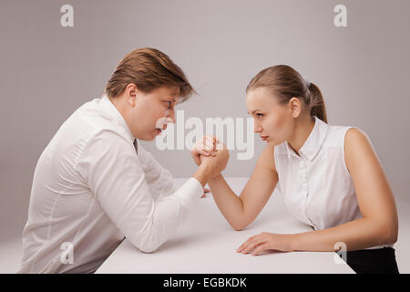 L'homme et la femme à Arm wrestling geste Banque D'Images