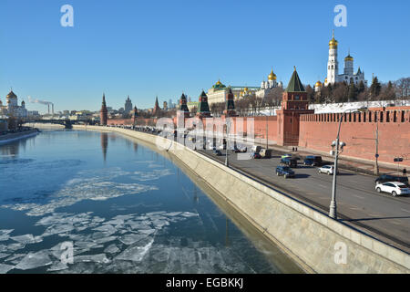 Sites touristiques de Moscou, photographié clair matin de février. Kremlin embankment, wall et des églises du Kremlin. Banque D'Images