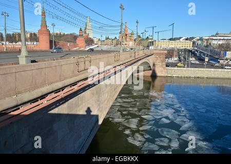 Sites touristiques de Moscou, photographié clair matin de février. Pont Moskvoretsky devant le Kremlin de Moscou. Banque D'Images