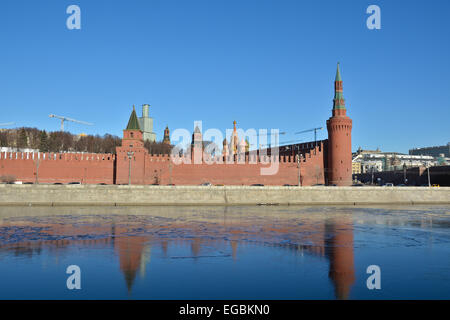 Sites touristiques de Moscou, photographié clair matin de février. Kremlin embankment, wall et des églises du Kremlin. Banque D'Images