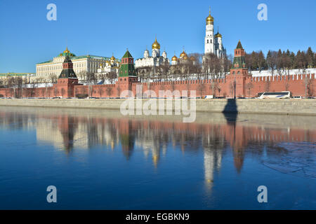 Sites touristiques de Moscou, photographié clair matin de février. Kremlin embankment, wall et des églises du Kremlin. Banque D'Images