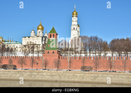 Sites touristiques de Moscou, photographié clair matin de février. Kremlin embankment, wall et des églises du Kremlin. Banque D'Images