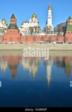 Sites touristiques de Moscou, photographié clair matin de février. Kremlin embankment, wall et des églises du Kremlin. Banque D'Images