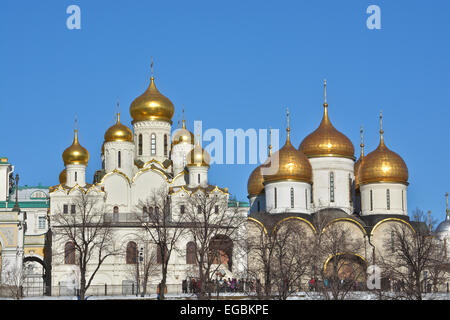 Sites touristiques de Moscou, photographié clair matin de février. Dômes dorés des églises dans le Kremlin de Moscou. Banque D'Images