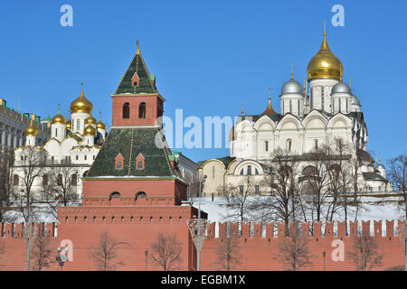 Sites touristiques de Moscou, photographié clair matin de février. Dômes dorés des églises dans le Kremlin de Moscou. Banque D'Images