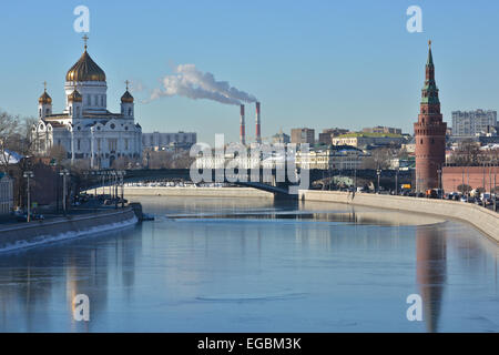 Sites touristiques de Moscou, photographié clair matin de février. La rivière de Moscou, le Kremlin et la Cathédrale du Christ Sauveur. Banque D'Images