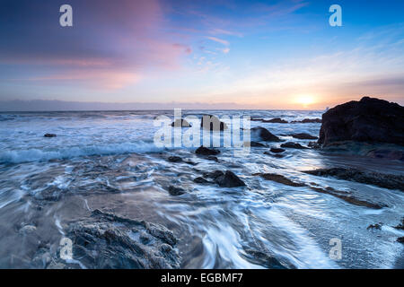 Magnifique coucher de soleil sur la côte sud de Cornwall à Portwrinkle Whitsand Bay sur Banque D'Images