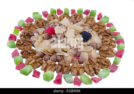 Une pile de noix, de muesli et de la mangue séchée et lime isolé sur fond blanc Banque D'Images