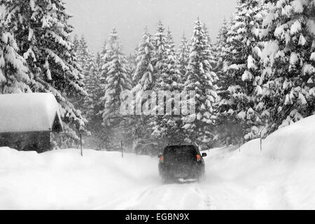 L'accumulation de neige sur la voie d'PlockenPass les Alpes autrichiennes. La lire est glissante et la conduite très dangereuse. Banque D'Images
