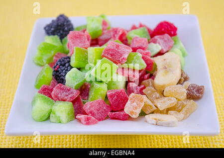 Les kiwis, mangues, bananes, raisins, baies Banque D'Images